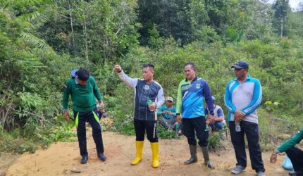 Bupati Lingga Muhammad Nizar meninjau lokasi rencana pemasangan tiang PLN di Desa Resun Pesisir, Kecamatan Lingga Utara. Kegiatan dilakukan melalui gotong royong bersama warga untuk membuka jalur pembangunan jaringan listrik | f. Diskominfo Lingga