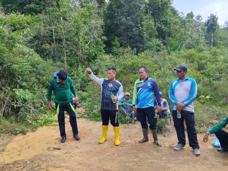Bupati Lingga Muhammad Nizar meninjau lokasi rencana pemasangan tiang PLN di Desa Resun Pesisir, Kecamatan Lingga Utara. Kegiatan dilakukan melalui gotong royong bersama warga untuk membuka jalur pembangunan jaringan listrik | f. Diskominfo Lingga