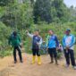 Bupati Lingga Muhammad Nizar meninjau lokasi rencana pemasangan tiang PLN di Desa Resun Pesisir, Kecamatan Lingga Utara. Kegiatan dilakukan melalui gotong royong bersama warga untuk membuka jalur pembangunan jaringan listrik | f. Diskominfo Lingga
