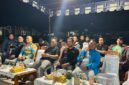 Bupati Lingga Muhammad Nizar menghadiri nonton bersama pembukaan Piala Dunia 2026 di Daik Lingga. Kegiatan ini menjadi bagian dari upaya menghadirkan tontonan olahraga dunia secara gratis, merata, dan memperkuat kebersamaan masyarakat | f. Diskominfo Lingga