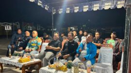 Bupati Lingga Muhammad Nizar menghadiri nonton bersama pembukaan Piala Dunia 2026 di Daik Lingga. Kegiatan ini menjadi bagian dari upaya menghadirkan tontonan olahraga dunia secara gratis, merata, dan memperkuat kebersamaan masyarakat | f. Diskominfo Lingga