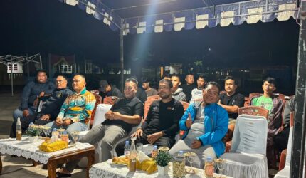 Bupati Lingga Muhammad Nizar menghadiri nonton bersama pembukaan Piala Dunia 2026 di Daik Lingga. Kegiatan ini menjadi bagian dari upaya menghadirkan tontonan olahraga dunia secara gratis, merata, dan memperkuat kebersamaan masyarakat | f. Diskominfo Lingga