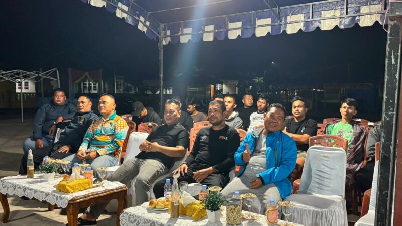 Bupati Lingga Muhammad Nizar menghadiri nonton bersama pembukaan Piala Dunia 2026 di Daik Lingga. Kegiatan ini menjadi bagian dari upaya menghadirkan tontonan olahraga dunia secara gratis, merata, dan memperkuat kebersamaan masyarakat | f. Diskominfo Lingga