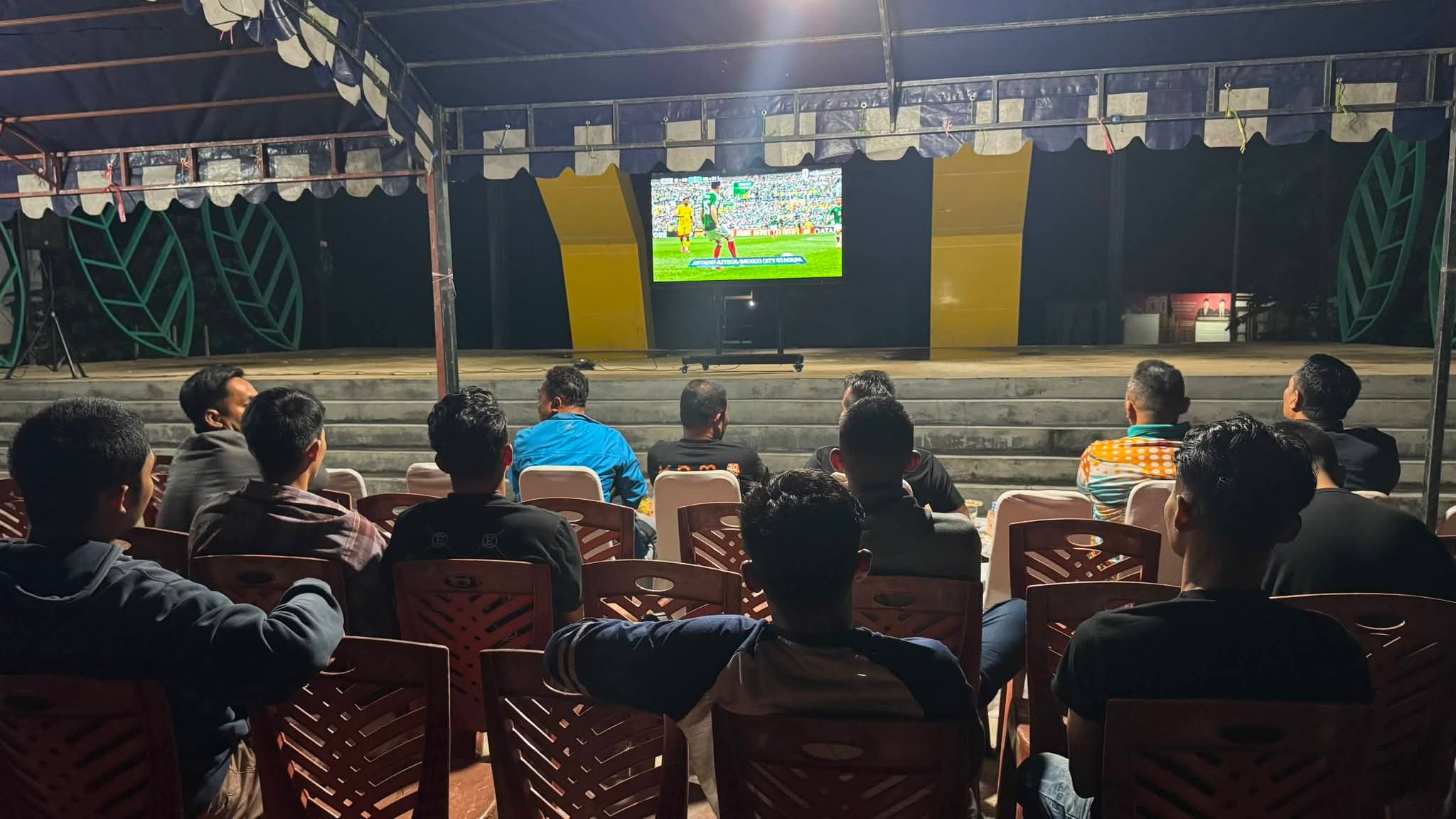 Bupati Lingga Muhammad Nizar menghadiri nonton bersama pembukaan Piala Dunia 2026 di Daik Lingga. Kegiatan ini menjadi bagian dari upaya menghadirkan tontonan olahraga dunia secara gratis, merata, dan memperkuat kebersamaan masyarakat | f. Diskominfo Lingga