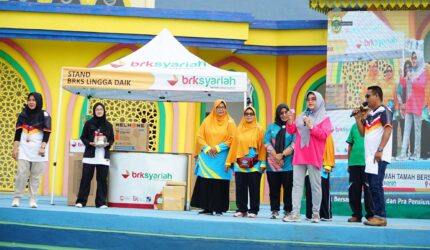 Bupati Lingga Muhammad Nizar menghadiri kegiatan Ramah Tamah BRKS Lingga Daik bersama PNS pra pensiun dan purnabakti. Acara diisi senam sehat, pemeriksaan kesehatan gratis, serta sosialisasi persiapan masa pensiun | f. Diskominfo Lingga