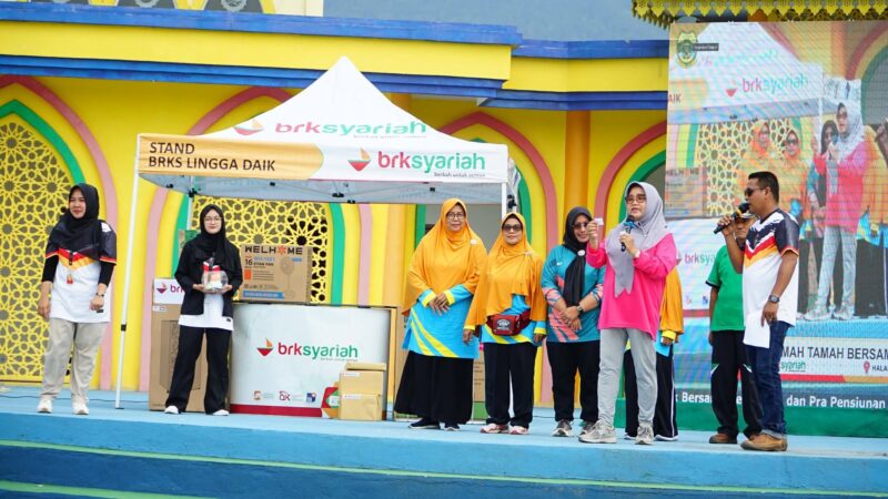 Bupati Lingga Muhammad Nizar menghadiri kegiatan Ramah Tamah BRKS Lingga Daik bersama PNS pra pensiun dan purnabakti. Acara diisi senam sehat, pemeriksaan kesehatan gratis, serta sosialisasi persiapan masa pensiun | f. Diskominfo Lingga
