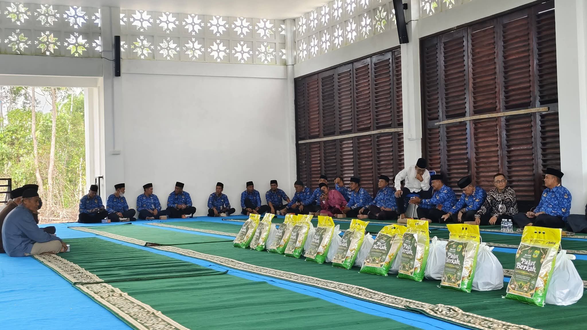 Pemerintah Kabupaten Lingga memperingati Tahun Baru Islam 1 Muharam 1448 H di Masjid Megat Kuning Daik Lingga | f. Diskominfo Lingga