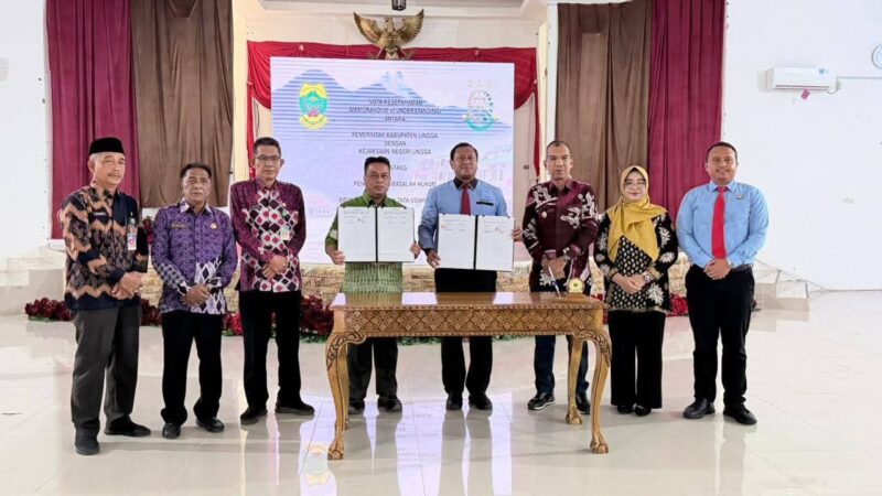 Pemerintah Kabupaten Lingga dan Kejaksaan Negeri Lingga menandatangani Nota Kesepahaman bidang Perdata dan Tata Usaha Negara. Kerja sama ini bertujuan memperkuat pendampingan hukum serta mendukung tata kelola pemerintahan yang baik | f. Diskominfo Lingga