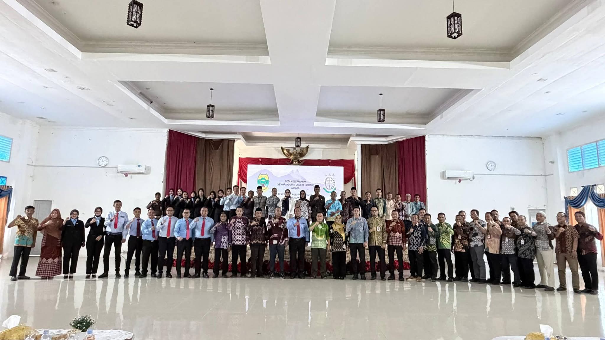 Pemerintah Kabupaten Lingga dan Kejaksaan Negeri Lingga menandatangani Nota Kesepahaman bidang Perdata dan Tata Usaha Negara. Kerja sama ini bertujuan memperkuat pendampingan hukum serta mendukung tata kelola pemerintahan yang baik | f. Diskominfo Lingga