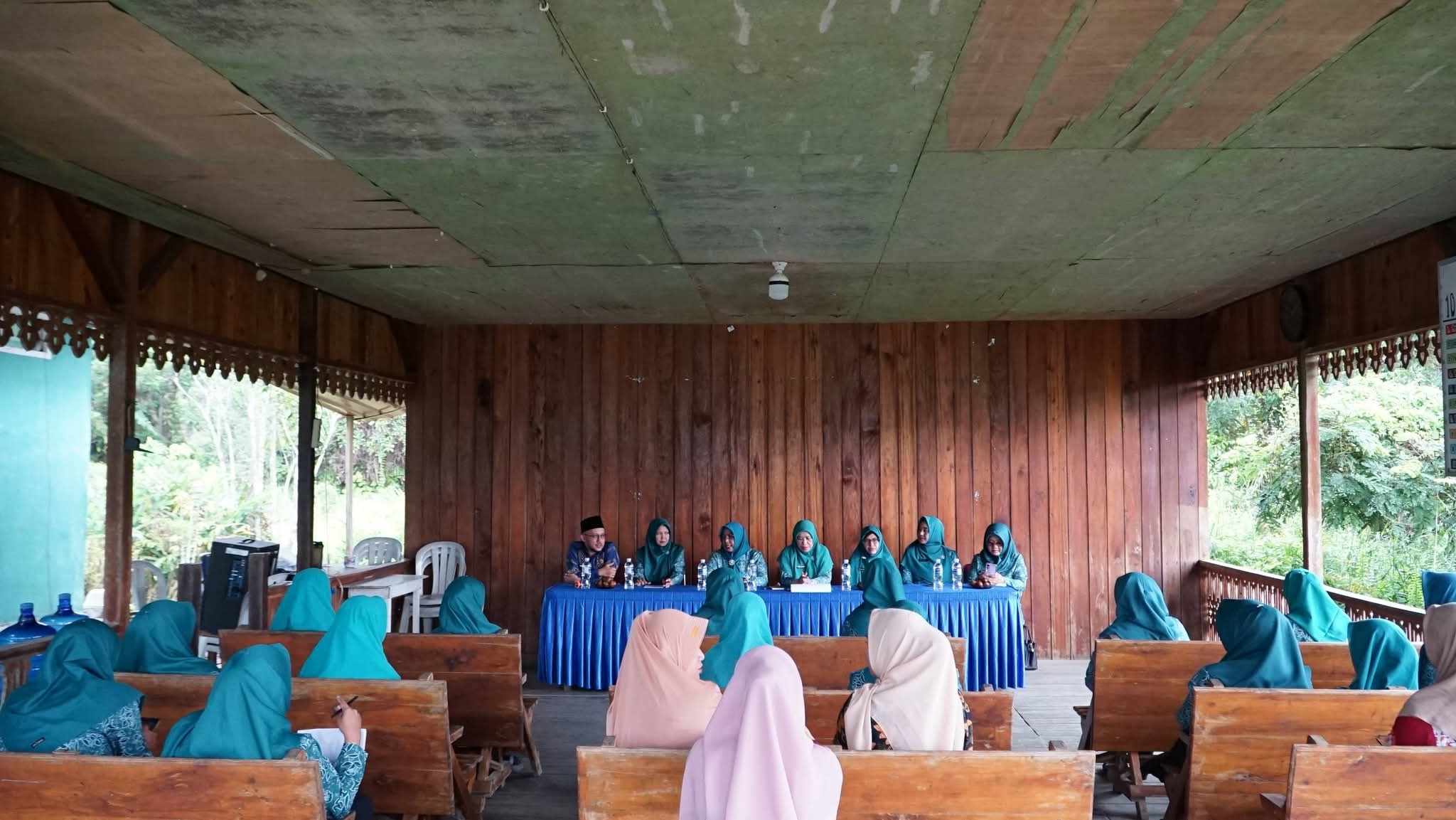 TP-PKK Kabupaten Lingga melakukan pembinaan Program Kampung CERIA di Desa Resun sebagai desa percontohan | f. Diskominfo Lingga