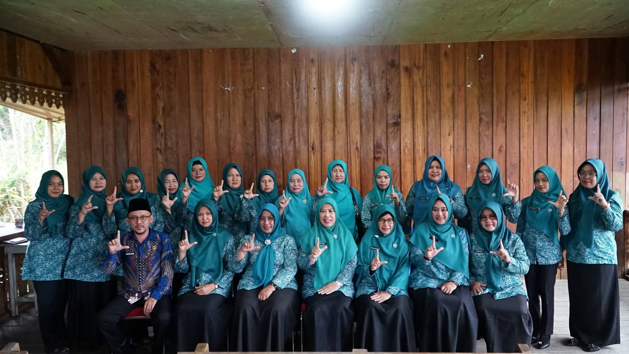 TP-PKK Kabupaten Lingga melakukan pembinaan Program Kampung CERIA di Desa Resun sebagai desa percontohan | f. Diskominfo Lingga