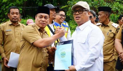 Wakil Gubernur Kepri Nyanyang Haris Pratamura bersama Bupati Lingga M. Nizar melakukan survei lokasi pembangunan Sekolah Rakyat di Dusun Malar, Desa Mepar | f. Diskominfo Lingga
