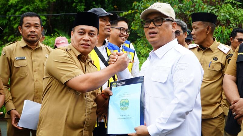 Wakil Gubernur Kepri Nyanyang Haris Pratamura bersama Bupati Lingga M. Nizar melakukan survei lokasi pembangunan Sekolah Rakyat di Dusun Malar, Desa Mepar | f. Diskominfo Lingga
