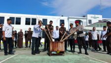 Kejari Lingga memusnahkan barang bukti dari tiga perkara pidana yang telah inkrah, termasuk kasus pencabulan dan tindak pidana kehutanan | f. Wandy