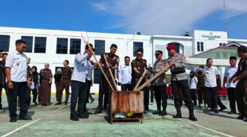 Kejari Lingga memusnahkan barang bukti dari tiga perkara pidana yang telah inkrah, termasuk kasus pencabulan dan tindak pidana kehutanan | f. Wandy