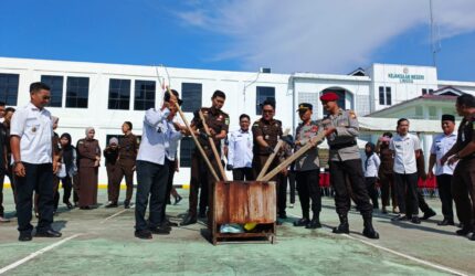 Kejari Lingga memusnahkan barang bukti dari tiga perkara pidana yang telah inkrah, termasuk kasus pencabulan dan tindak pidana kehutanan | f. Wandy