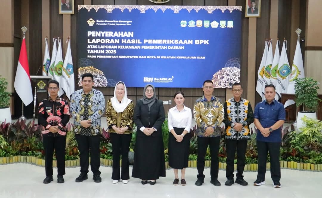 Pemkab Lingga menghadiri penyampaian LHP BPK Kepri atas Laporan Keuangan Tahun Anggaran 2025. Bupati M. Nizar menegaskan komitmen meningkatkan tata kelola keuangan yang transparan, akuntabel, dan berkualitas | f. Diskominfo Lingga