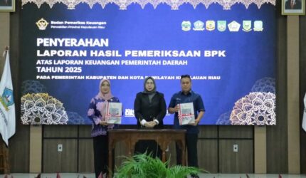 Pemkab Lingga menghadiri penyampaian LHP BPK Kepri atas Laporan Keuangan Tahun Anggaran 2025. Bupati M. Nizar menegaskan komitmen meningkatkan tata kelola keuangan yang transparan, akuntabel, dan berkualitas | f. Diskominfo Lingga