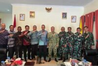 Wakil Bupati Lingga H. Novrizal menerima kunjungan silaturahmi Danlanud dan membahas rencana latihan tempur militer di Pantai Todak, Dabo Singkep | f. Redaksi