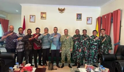 Wakil Bupati Lingga H. Novrizal menerima kunjungan silaturahmi Danlanud dan membahas rencana latihan tempur militer di Pantai Todak, Dabo Singkep | f. Redaksi