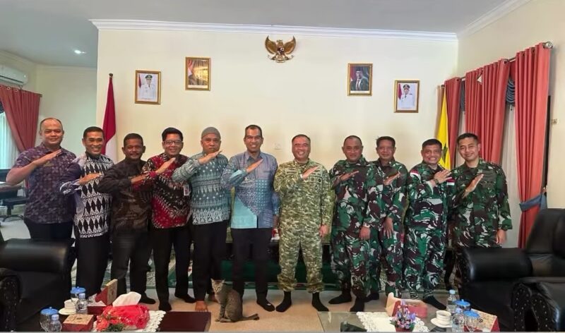 Wakil Bupati Lingga H. Novrizal menerima kunjungan silaturahmi Danlanud dan membahas rencana latihan tempur militer di Pantai Todak, Dabo Singkep | f. Redaksi