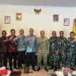 Wakil Bupati Lingga H. Novrizal menerima kunjungan silaturahmi Danlanud dan membahas rencana latihan tempur militer di Pantai Todak, Dabo Singkep | f. Redaksi